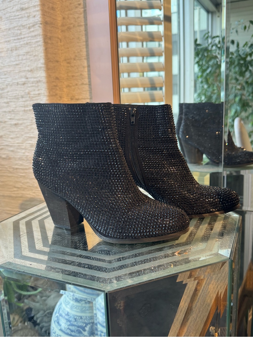 8 pairs of Shoes - Picture 7 of 7